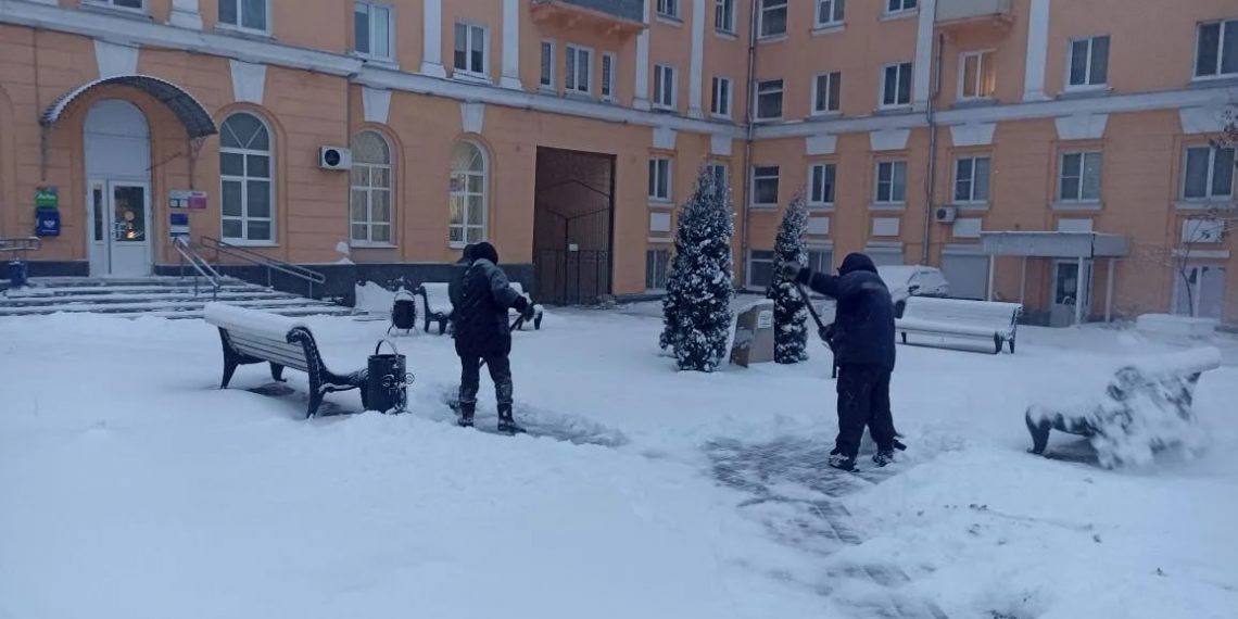 Бригады ульяновского Горзеленхоза помогают дорожникам разгребать горы выпавшего снега