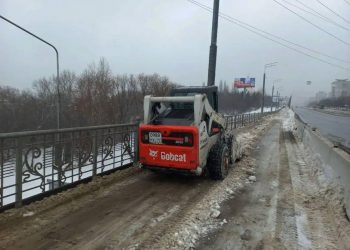 Дорожники Ульяновска расчищают от снежной каши пешеходные дорожки Минаевского моста