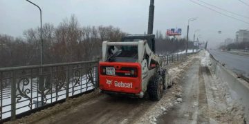 Дорожники Ульяновска расчищают от снежной каши пешеходные дорожки Минаевского моста