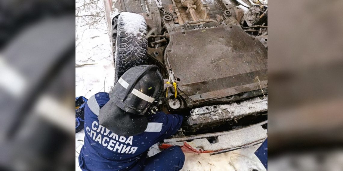 Легковушка перевернулась в кювете на Сельдинском шоссе 22 декабря