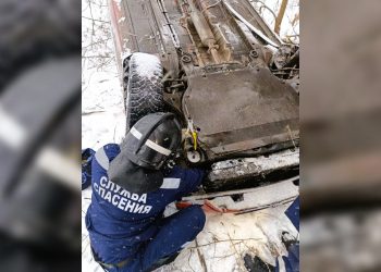 Легковушка перевернулась в кювете на Сельдинском шоссе 22 декабря