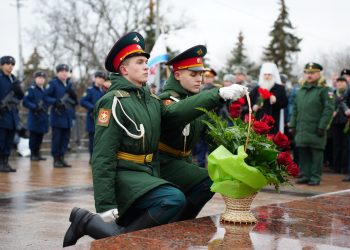 В Ульяновске возложили цветы к Вечному огню в День Неизвестного солдата