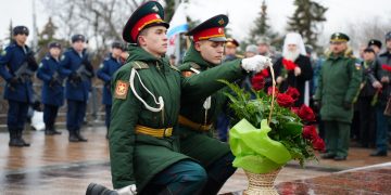 В Ульяновске возложили цветы к Вечному огню в День Неизвестного солдата