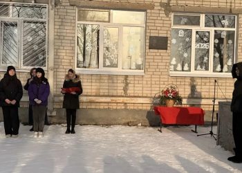 В школе ульяновского села Карлинское открыли мемориальную доску первому директору