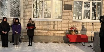 В школе ульяновского села Карлинское открыли мемориальную доску первому директору