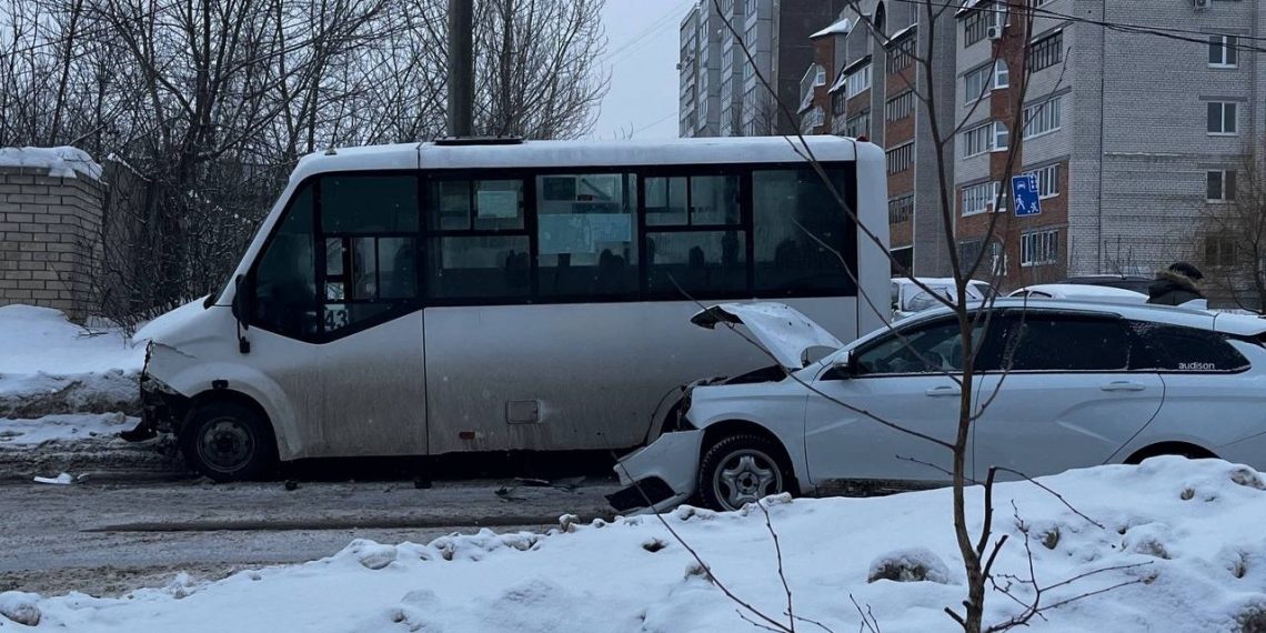 На улице Любови Шевцовой в Ульяновске столкнулись две «Лады» и маршрутка