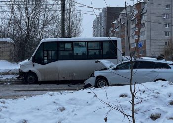 На улице Любови Шевцовой в Ульяновске столкнулись две «Лады» и маршрутка