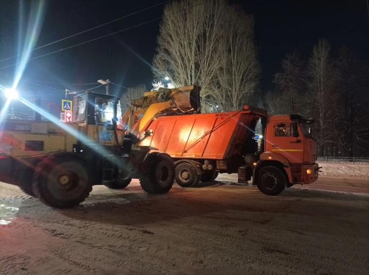 Ульяновск засыпало: коммунальщики вывезли 193 самосвала снега за день