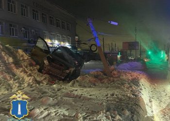 Ночью в Ульяновске «Лада Гранта» снесла фонарный столб