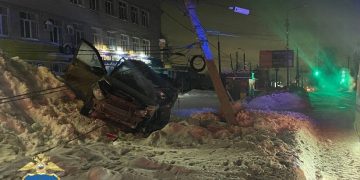 Ночью в Ульяновске «Лада Гранта» снесла фонарный столб