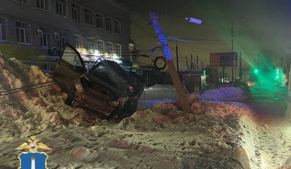 Ночью в Ульяновске «Лада Гранта» снесла фонарный столб