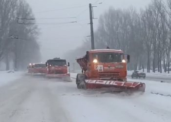 Пять колонн техники и 100 единиц спецмашин: в Ульяновске идёт усиленная уборка снега