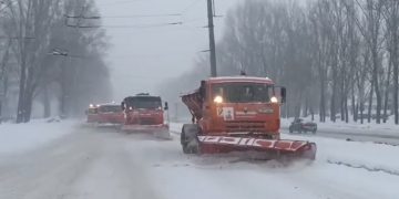 Пять колонн техники и 100 единиц спецмашин: в Ульяновске идёт усиленная уборка снега