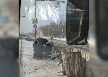 ЧП на трамвайной остановке в Ульяновске: легковушка врезалась в ограждение