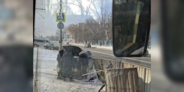 ЧП на трамвайной остановке в Ульяновске: легковушка врезалась в ограждение