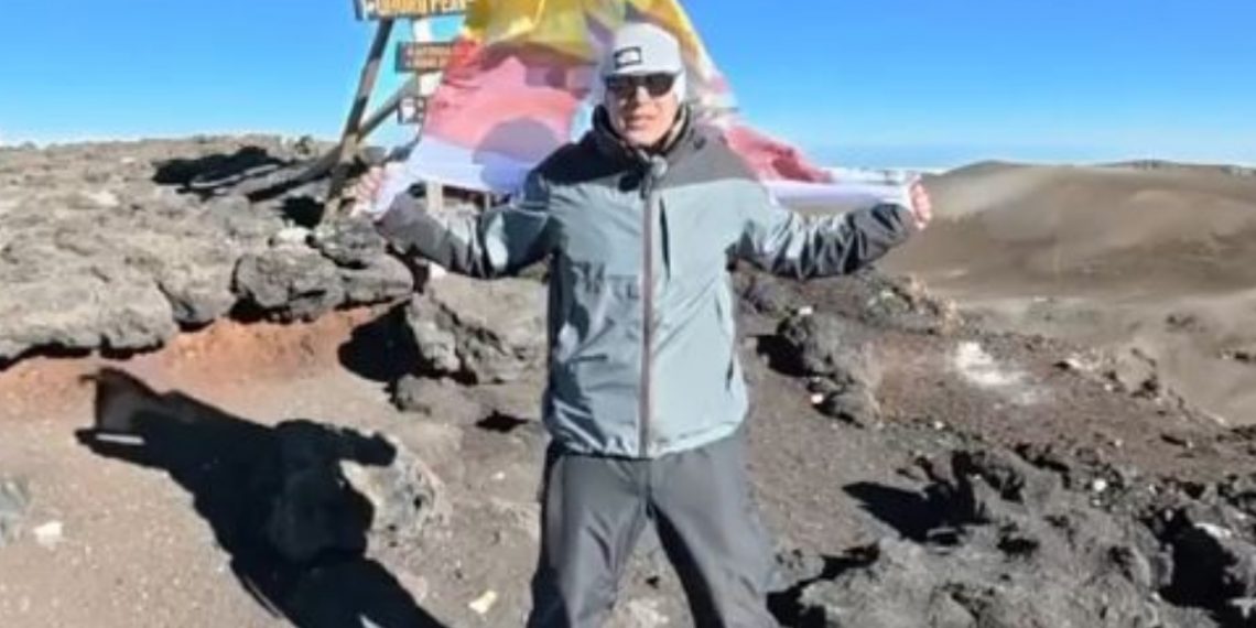 Хирург из Ульяновска поздравил родную больницу с вершины Килиманджаро