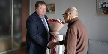 Живая история Ульяновска: мэр Болдакин встретился с блокадником Владимиром Туровским