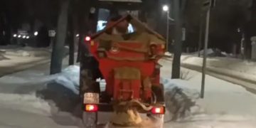 В Ульяновске особое внимание уделили уборке снега у социальных объектов