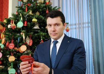 Министр Алиханов исполнил новогоднюю мечту ульяновского школьника на янтарном комбинате