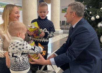 Геннадий Спирчагов исполнил мечту ребёнка в рамках «Ёлки желаний»