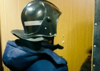 В Ульяновске спасатели вскрыли дверь квартиры, где спал ребёнок