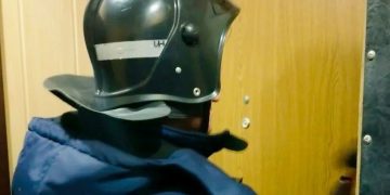 В Ульяновске спасатели вскрыли дверь квартиры, где спал ребёнок