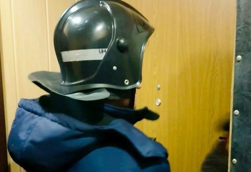 В Ульяновске спасатели вскрыли дверь квартиры, где спал ребёнок