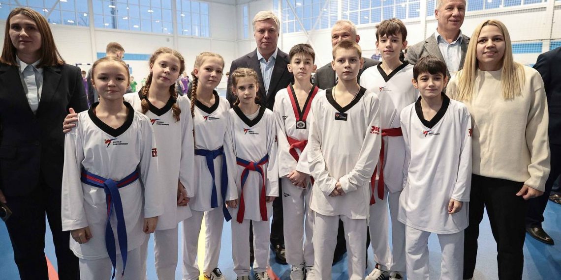 Русских открыл в Тереньгульском районе новый современный спорткомплекс