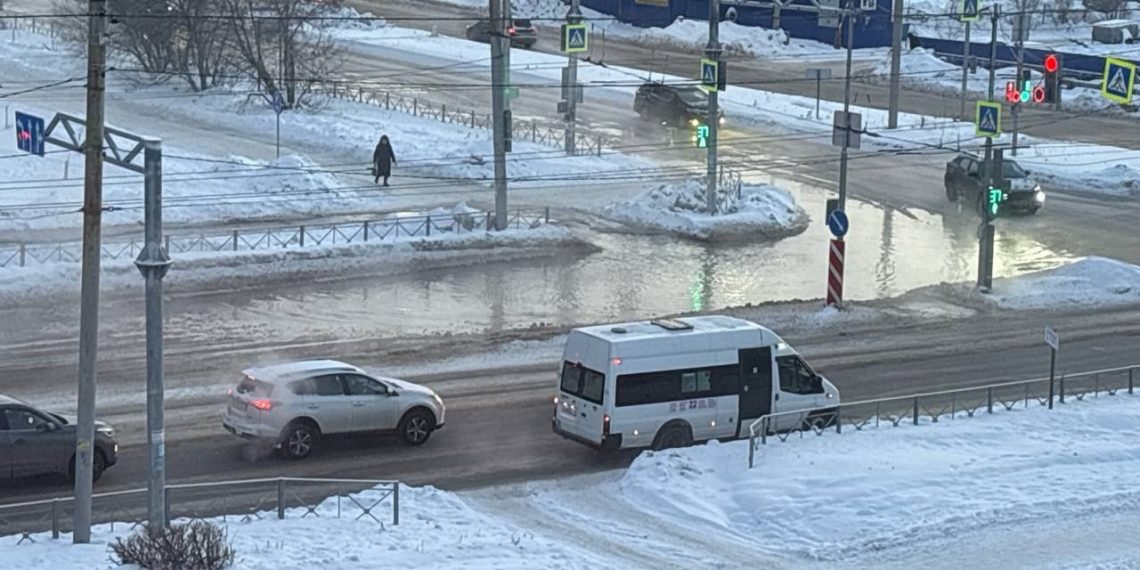 Из-за перемёрзшего гидранта в Ульяновске затопило проспекты Врача Сурова и Авиастроителей
