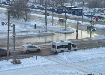 Из-за перемёрзшего гидранта в Ульяновске затопило проспекты Врача Сурова и Авиастроителей
