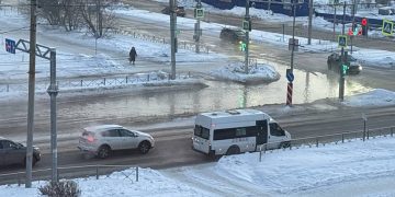 Из-за перемёрзшего гидранта в Ульяновске затопило проспекты Врача Сурова и Авиастроителей