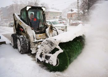 Власти Ульяновска напомнили телефоны для жалоб на неубранный снег