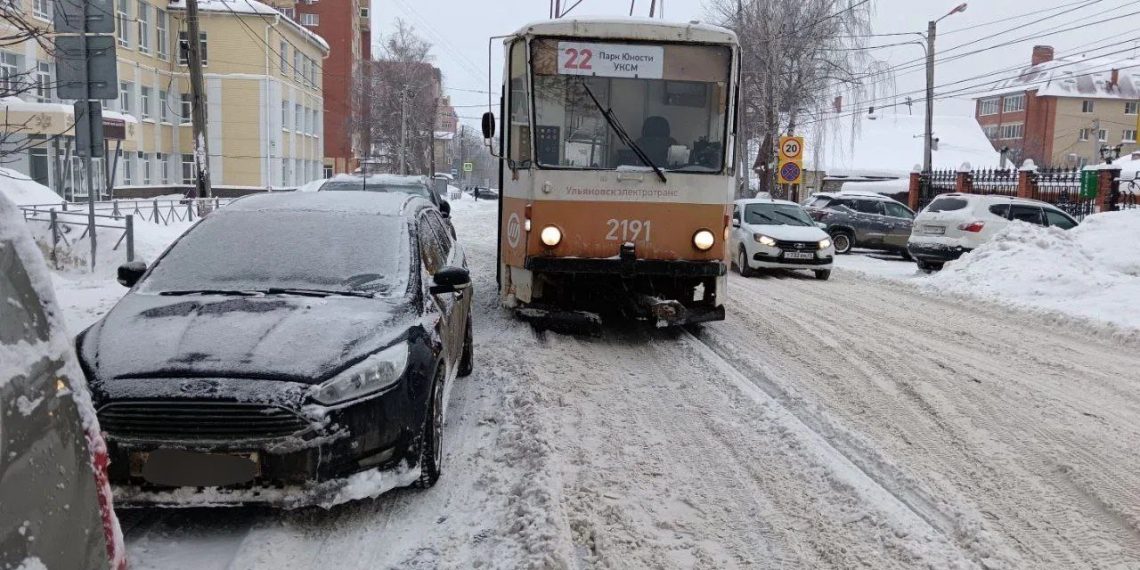 Трамвайное движение в Ульяновске заблокировал автомобиль «мастера парковки»