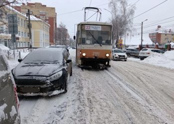 Трамвайное движение в Ульяновске заблокировал автомобиль «мастера парковки»