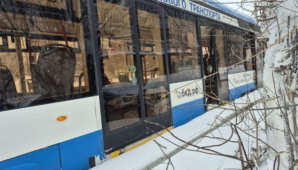 Автомобиль врезался в трамвай на перекрёстке Пушкарёва-Артёма в Ульяновске