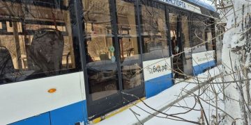 Автомобиль врезался в трамвай на перекрёстке Пушкарёва-Артёма в Ульяновске