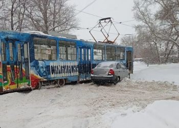 Авто и трамвай столкнулись в Засвияжье: электротранспорт идёт в объезд
