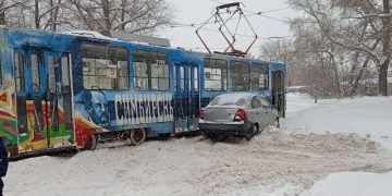 Авто и трамвай столкнулись в Засвияжье: электротранспорт идёт в объезд
