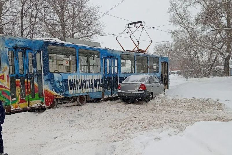 Авто и трамвай столкнулись в Засвияжье: электротранспорт идёт в объезд