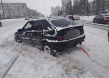 Автомобиль на рельсах перекрыл движение трамваев на улице Минаева