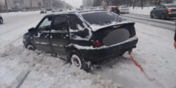 Автомобиль на рельсах перекрыл движение трамваев на улице Минаева