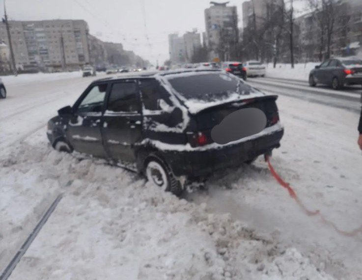 Автомобиль на рельсах перекрыл движение трамваев на улице Минаева