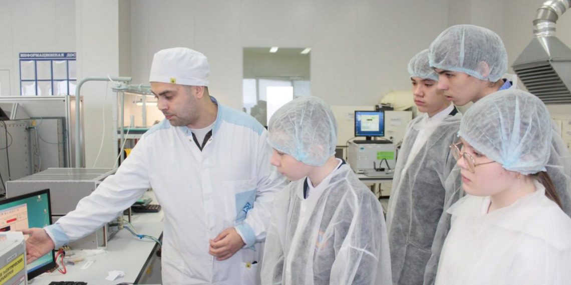 Ульяновские школьники представили своих роботов на заводе «Искра»