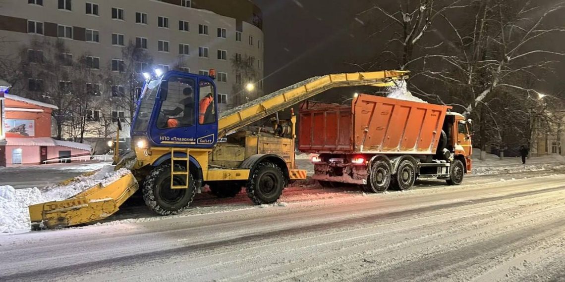 В Ульяновске за сутки на уборку снега вывели 209 единиц техники