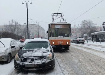 Неправильная парковка парализовала трамвайное движение в центре Ульяновска