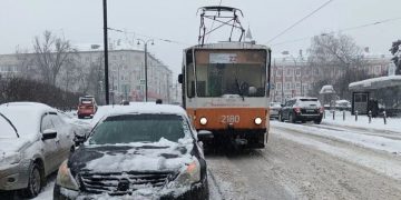 Неправильная парковка парализовала трамвайное движение в центре Ульяновска