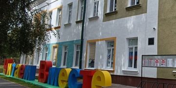 Из-за ссоры с девушкой нетрезвый житель Сенгилея повредил арт-объект у библиотеки