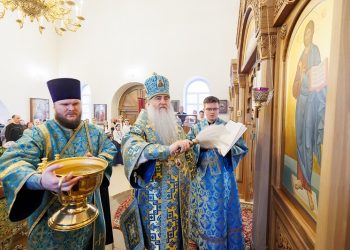 Митрополит Лонгин освятил новый иконостас в храме Новоульяновска