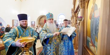Митрополит Лонгин освятил новый иконостас в храме Новоульяновска