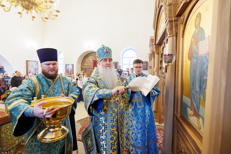Митрополит Лонгин освятил новый иконостас в храме Новоульяновска